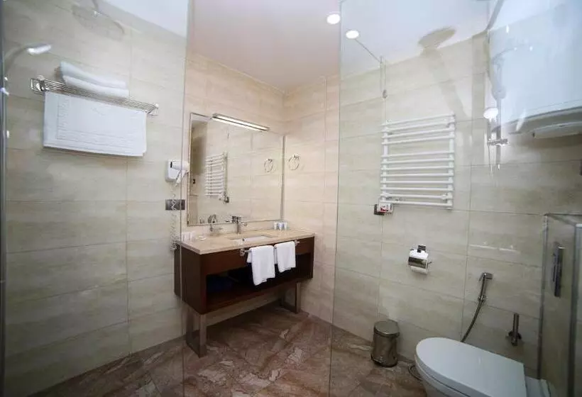 سوییت با چشم‌انداز دریا, Corner Inn