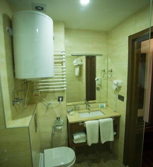 سوییت با چشم‌انداز دریا, Corner Inn