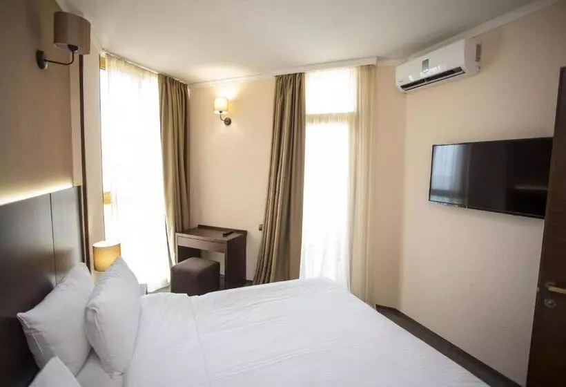 سوییت لوکس, Corner Inn