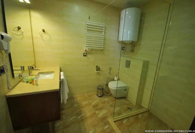 سوییت لوکس, Corner Inn
