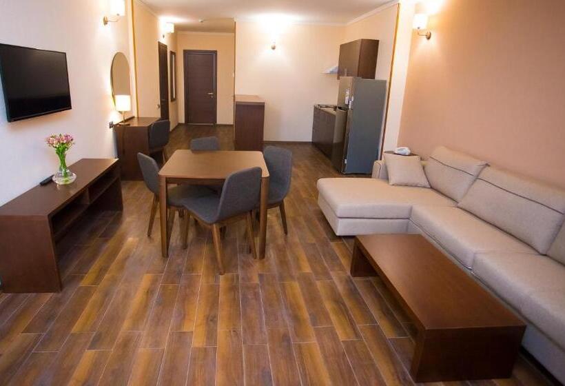 سوییت لوکس, Corner Inn