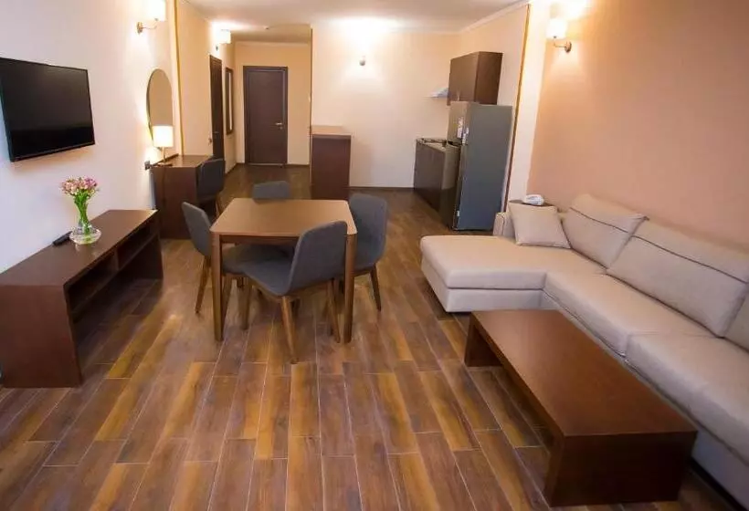 سوییت لوکس, Corner Inn