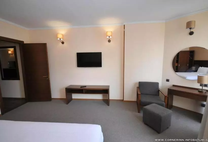سوییت لوکس, Corner Inn