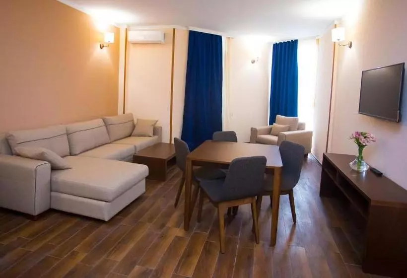 سوییت لوکس, Corner Inn