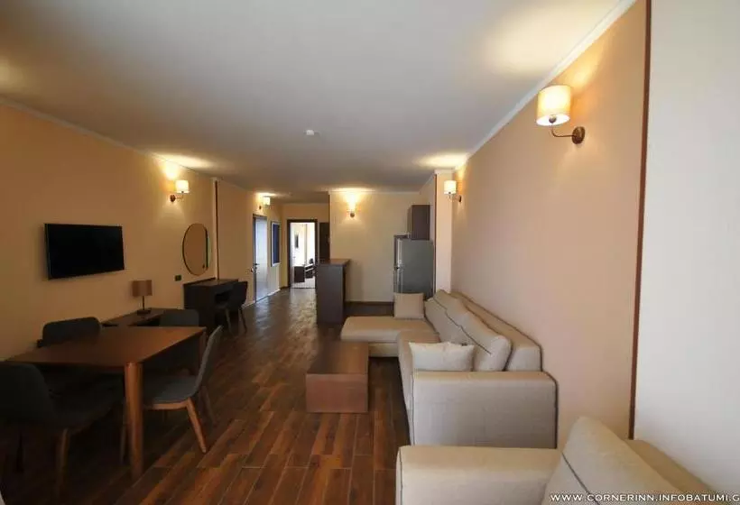 سوییت لوکس, Corner Inn