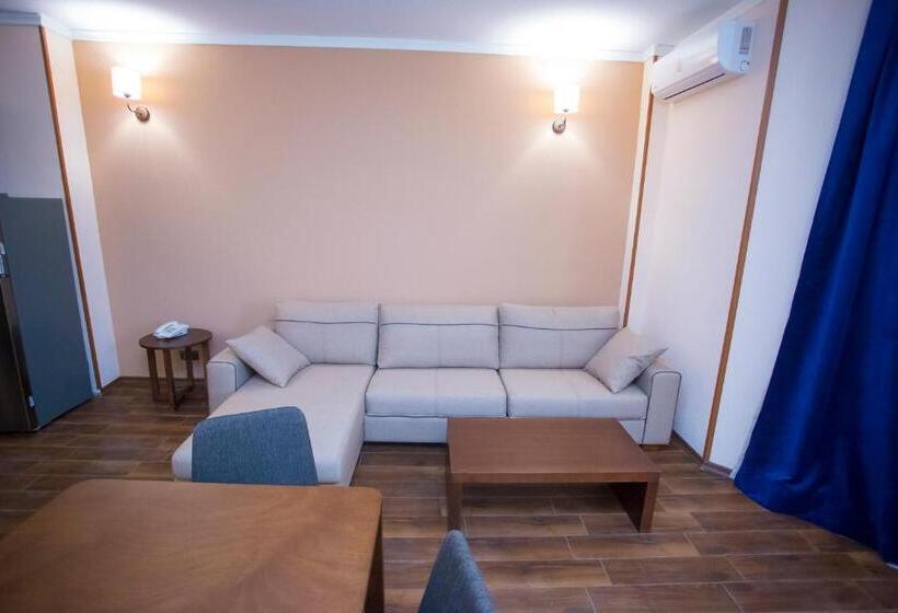 سوییت لوکس, Corner Inn