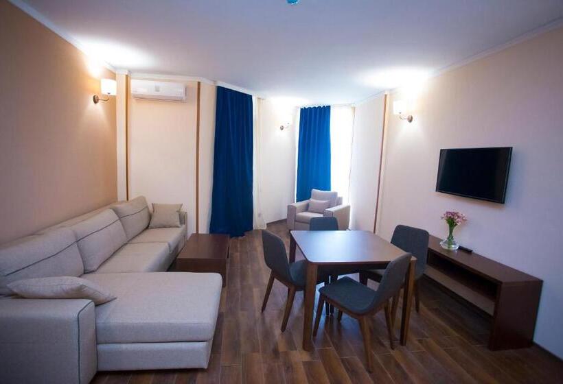 سوییت لوکس, Corner Inn