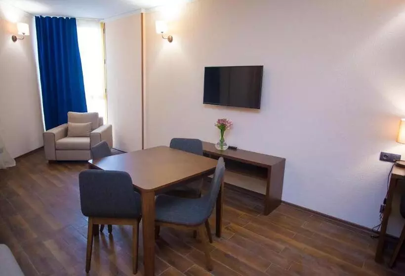 سوییت لوکس, Corner Inn