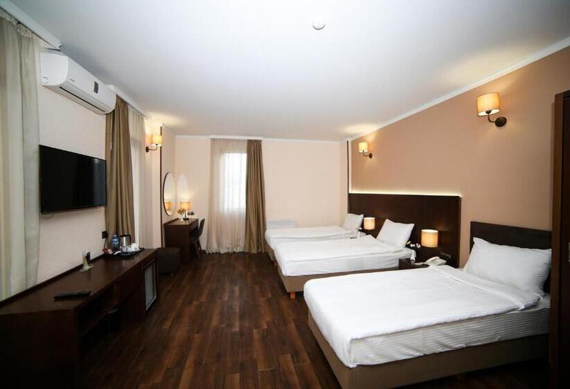 اتاق استاندارد سه نفره, Corner Inn