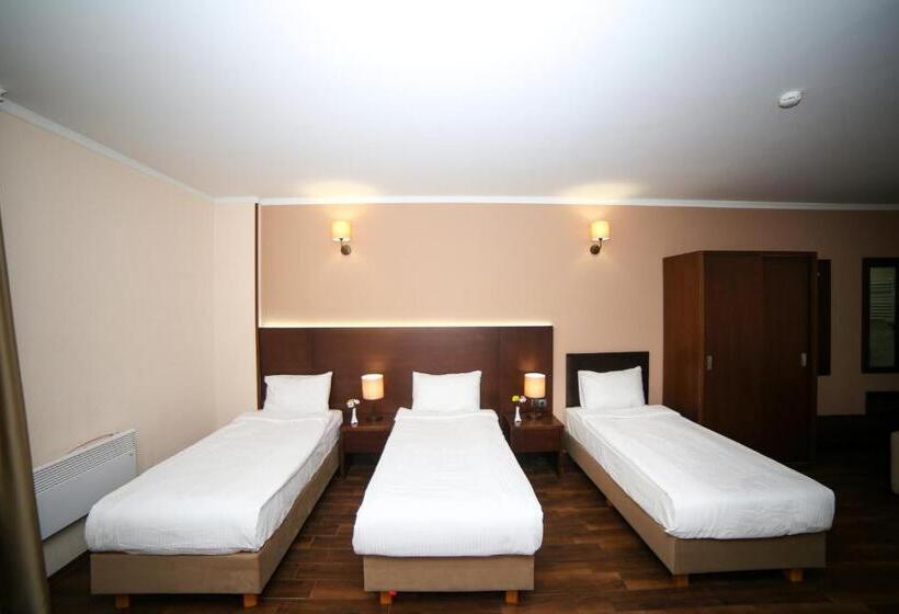 اتاق استاندارد سه نفره, Corner Inn