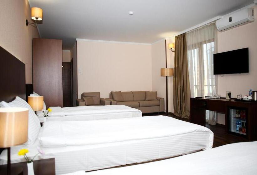 اتاق استاندارد سه نفره, Corner Inn