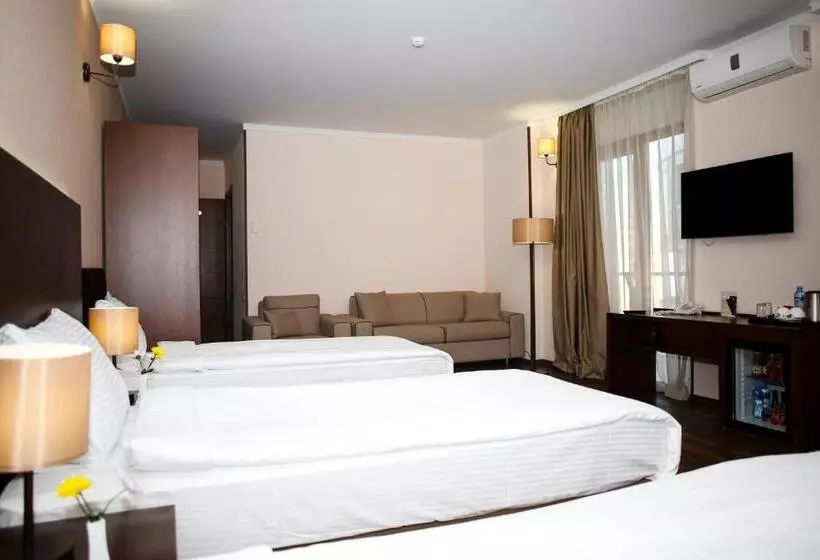 اتاق استاندارد سه نفره, Corner Inn