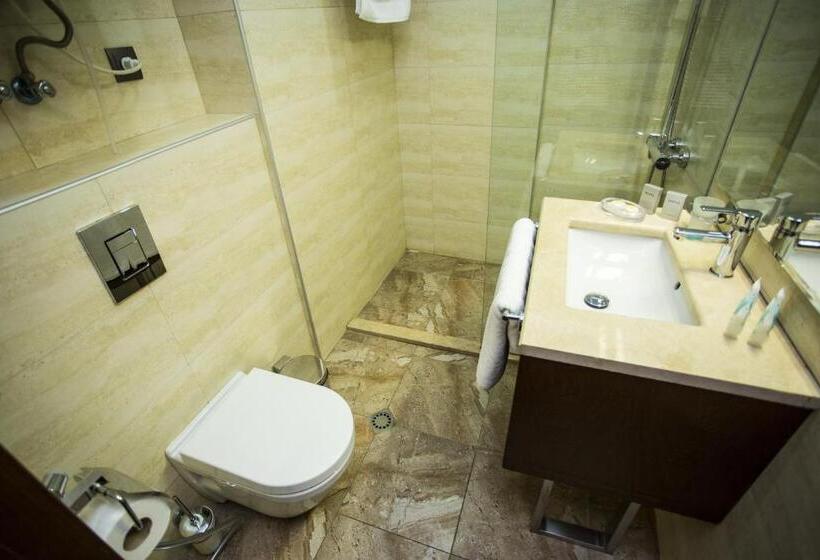 اتاق استاندارد سه نفره, Corner Inn