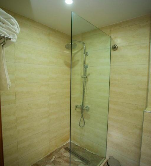 اتاق استاندارد سه نفره, Corner Inn