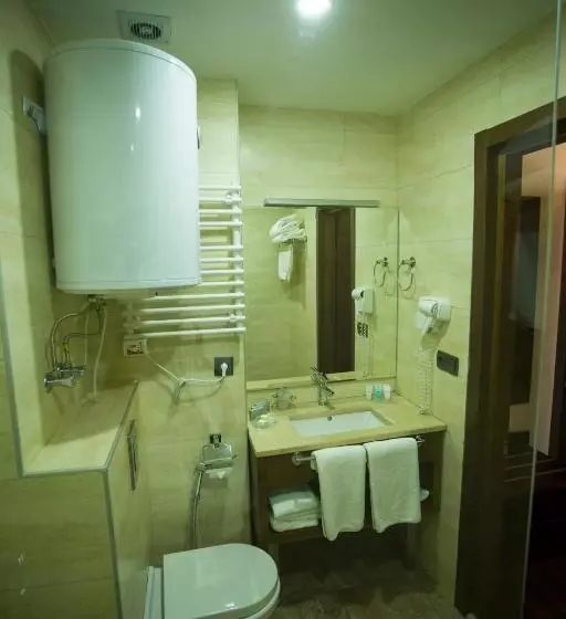 اتاق استاندارد سه نفره, Corner Inn