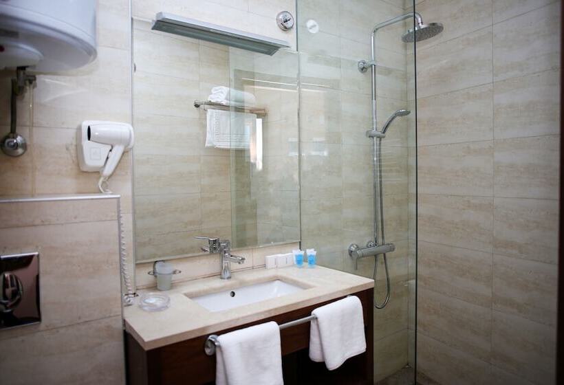 اتاق استاندارد سه نفره, Corner Inn