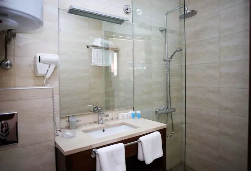 اتاق استاندارد سه نفره, Corner Inn