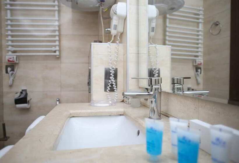 اتاق استاندارد سه نفره, Corner Inn