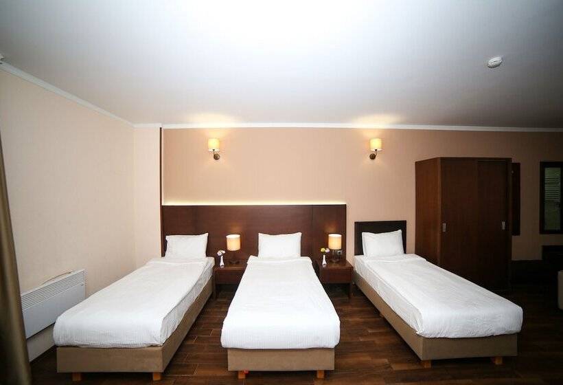 اتاق استاندارد سه نفره, Corner Inn