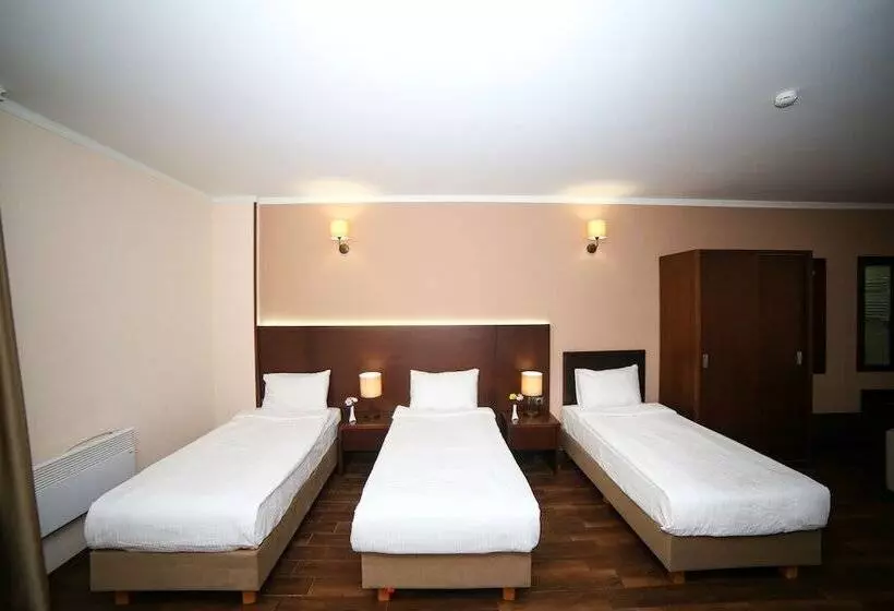 اتاق استاندارد سه نفره, Corner Inn