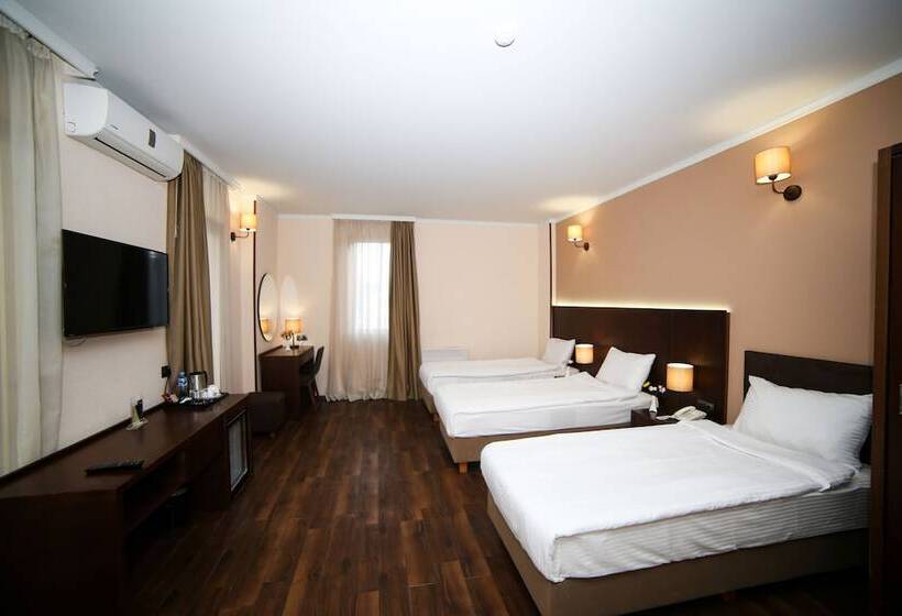 اتاق استاندارد سه نفره, Corner Inn