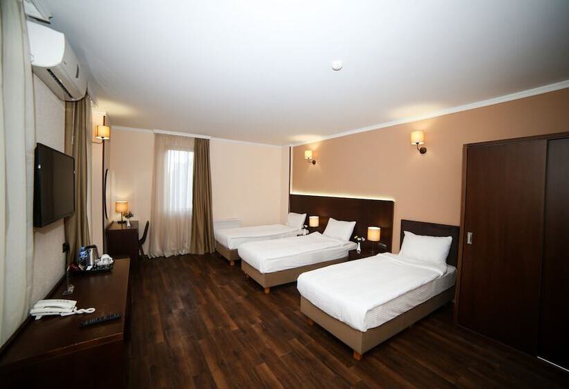 اتاق استاندارد سه نفره, Corner Inn