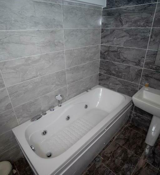 디럭스 룸, Shpija E Gjyshit