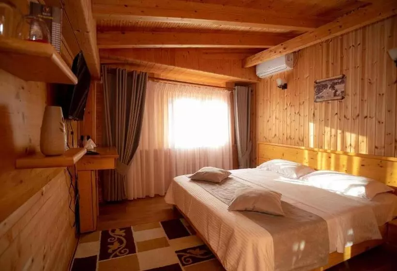 Quarto standart com varanda, Shpija E Gjyshit