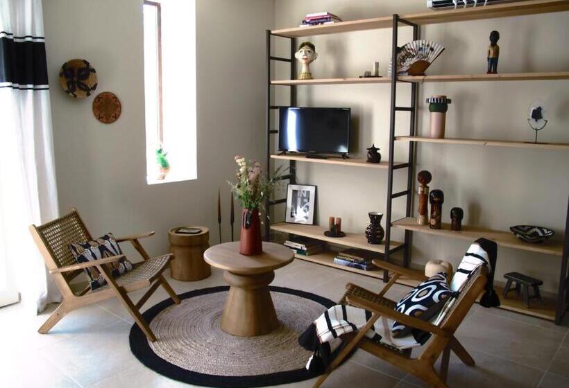 דירת חדר, La Cour Des Sens