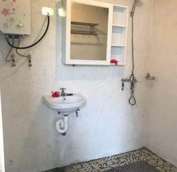 اتاق استاندارد با سرویس بهداشتی مشترک, Room With A View & Apartment Style