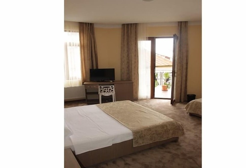 اتاق خانوادگی, Port Altus