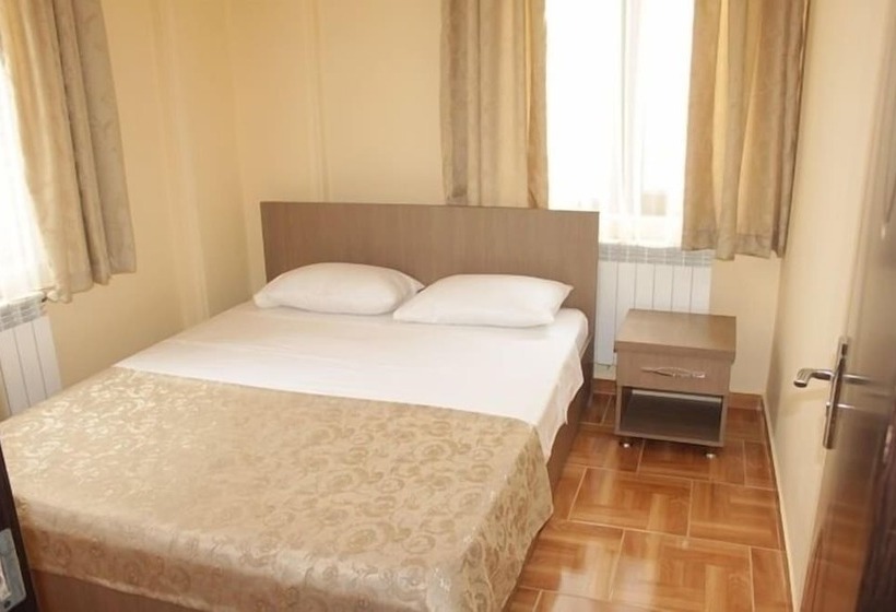 اتاق خانوادگی, Port Altus