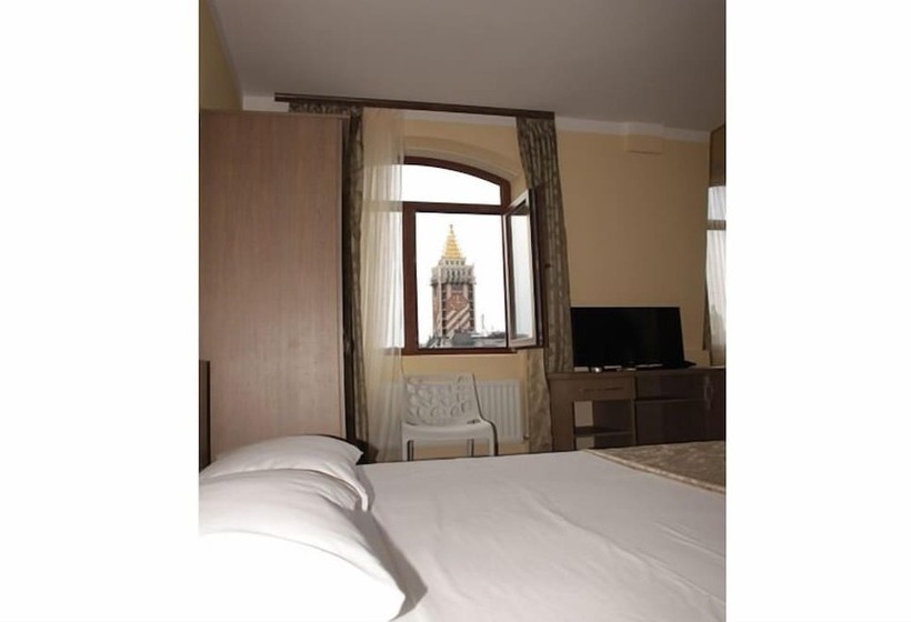 اتاق خانوادگی, Port Altus