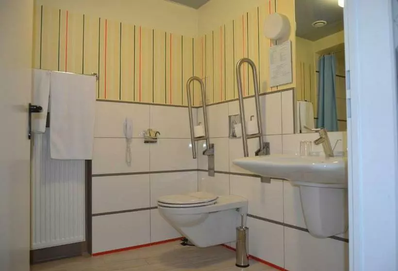 Standard Yhden Hengen Invahuone, Villa Four Rooms