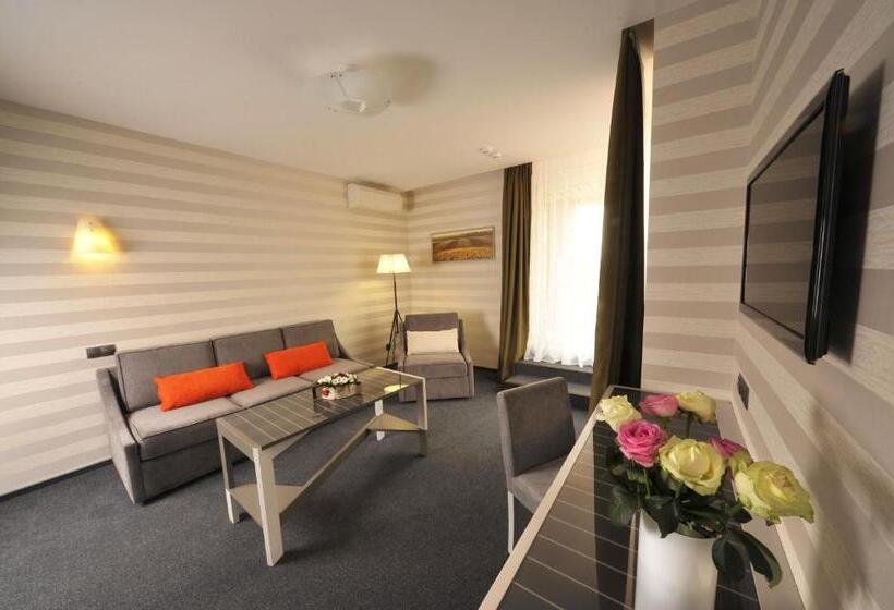 سوییت لوکس, Villa Four Rooms