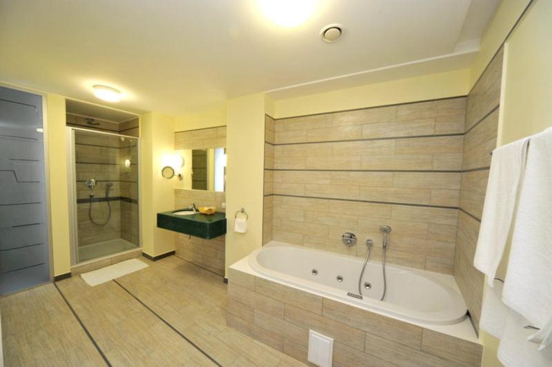 سوئیت با وان آب گرم, Villa Four Rooms