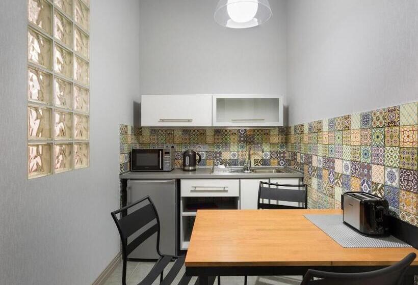 استودیوی استاندارد, Villa Four Rooms