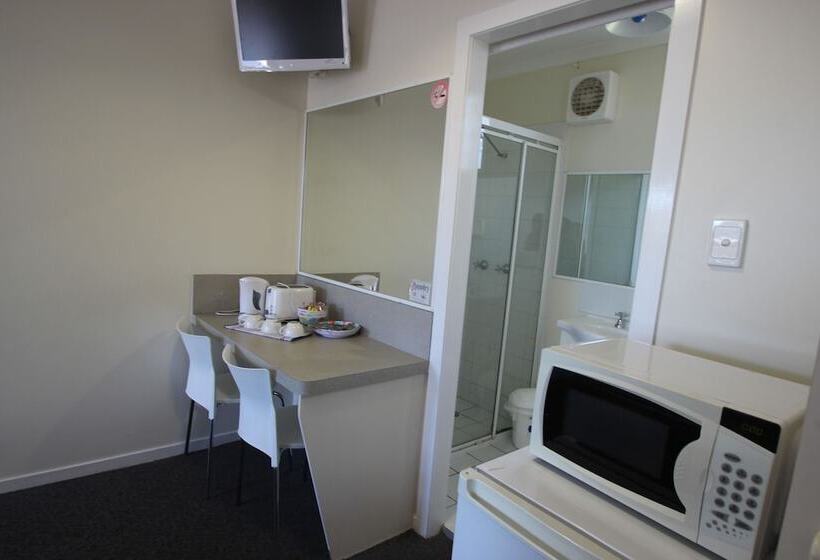 家庭间, Ned Kelly's Motel