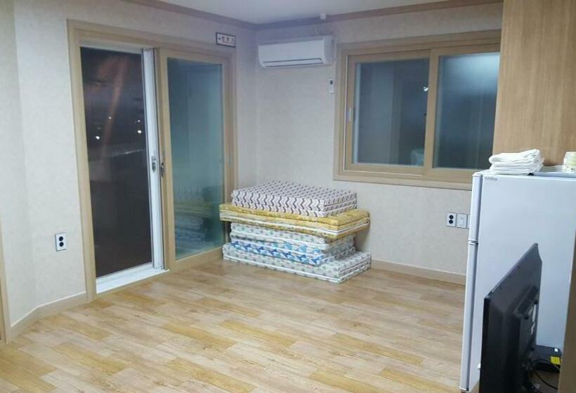غرفة عائلية, The 1st Andong Hostel