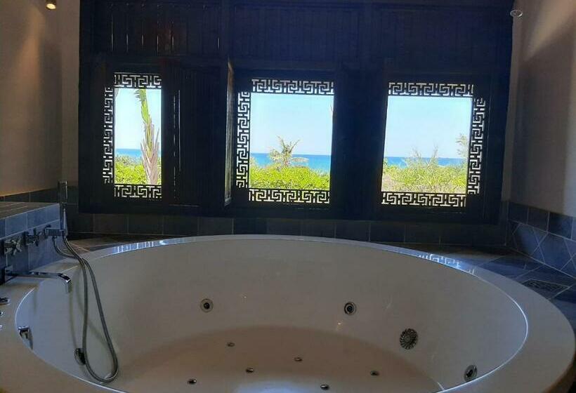 اتاق لوکس با چشم‌انداز دریا, Villa Louise Hue Beach Boutique