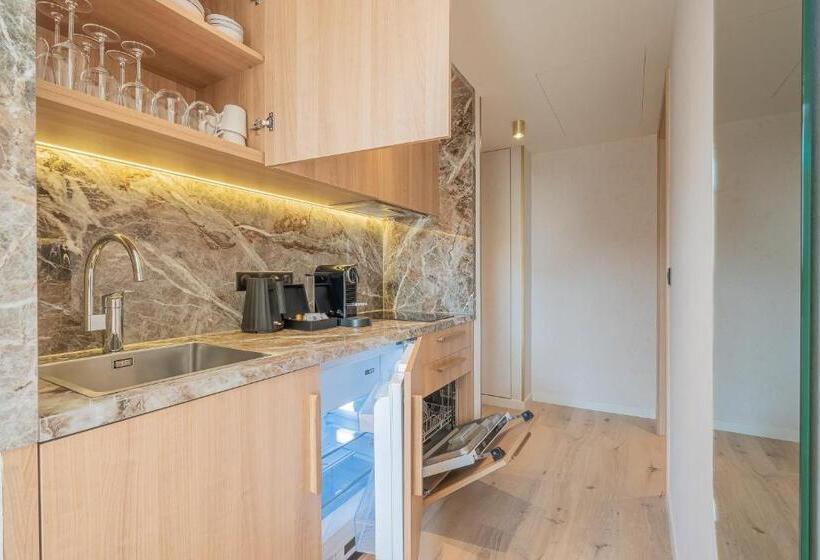 استودیوی پریمیوم, Yuna Porte Maillot   Apart