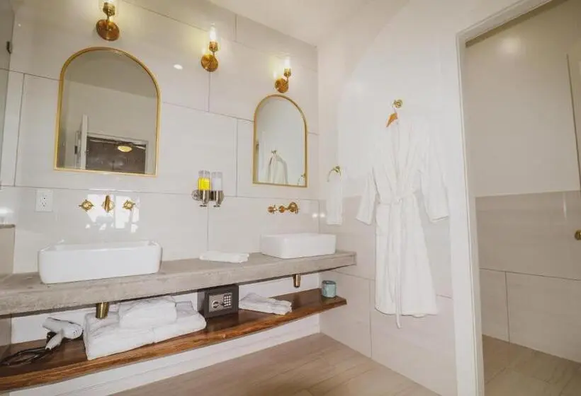 اتاق لوکس با بالکن و چشمانداز دریا, Luna Beach Luxury Boutique Beach Front Resort