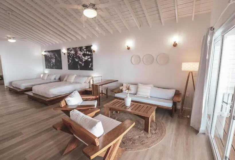 اتاق لوکس با بالکن و چشمانداز دریا, Luna Beach Luxury Boutique Beach Front Resort