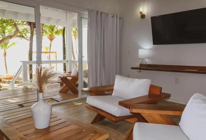 اتاق لوکس با بالکن و چشمانداز دریا, Luna Beach Luxury Boutique Beach Front Resort