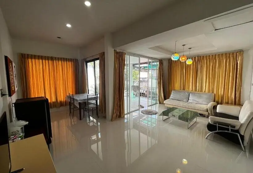ファミリールーム, บ้านพักสิริ มุกดาหาร