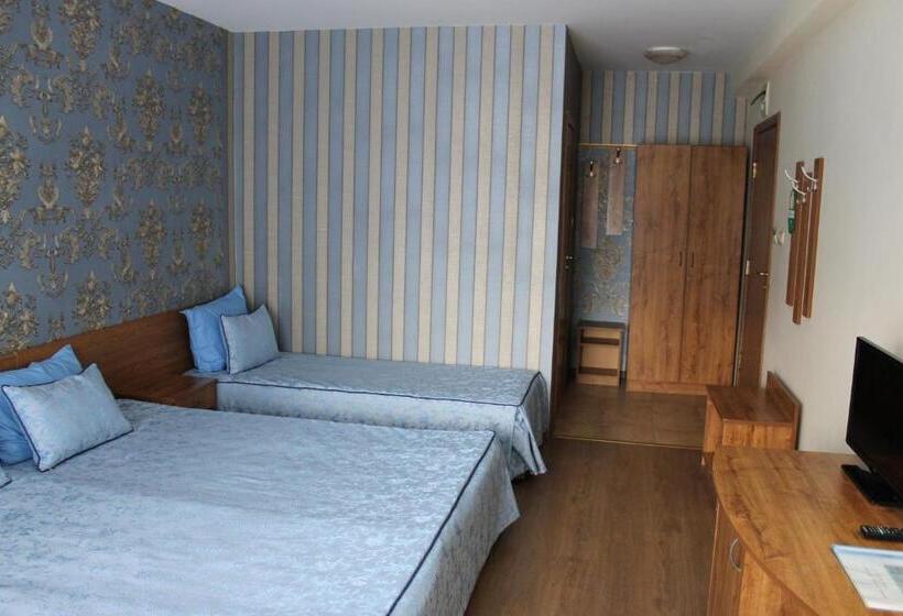 חדר סטנדרט עם מרפסת, семеен хотел идън