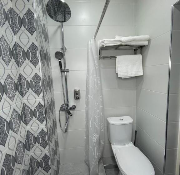 标准三人间, Imam Azam