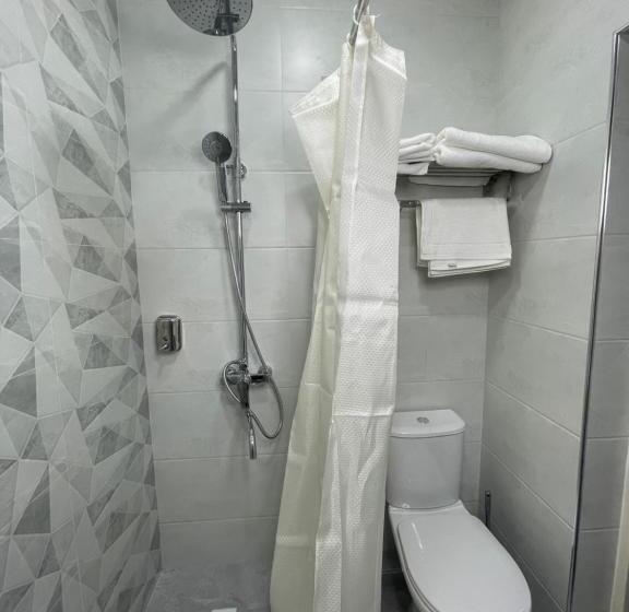 标准三人间, Imam Azam