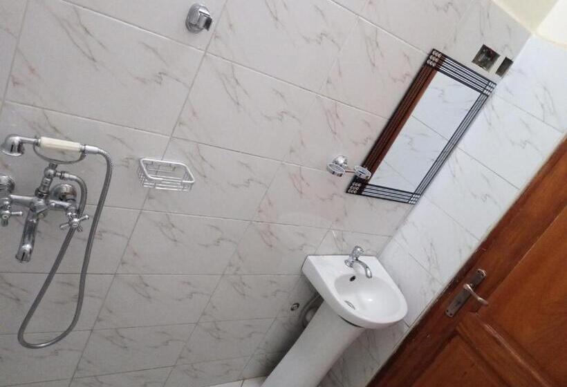 اتاق استاندارد سه نفره, Safari Lake View Apartments, Muyenga