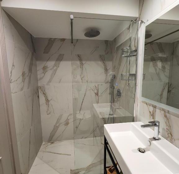 اتاق لوکس سه تخته, Olia Residence